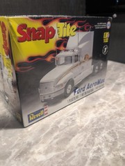 Revell SnapTite Ford AeroMax Semi Truck Model Kit 1:32 Scale Sealed Box Damage