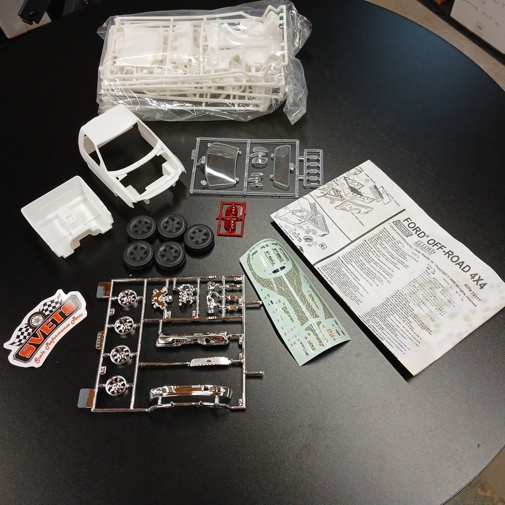 Lindberg Offroad 4×4 Ford F-150 1/25 Model Kit