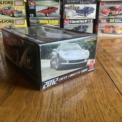 AMT SHOWROOM REPLICAS: 2012 CHEVY CORVETTE COUPE 1/25TH SCALE AMT756, 2012