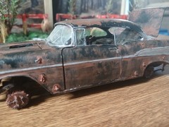 1957 CHEVY RUSTY JUNKER IN CORNER JUNKYARD DIORAMA SCENE /OPENING DOORS/TRUNK !!