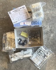 AMT/ERTL Ford F-350 Pick-Up 4×4 1:25 Plastic Unassembled Not Painted Kit 21700P