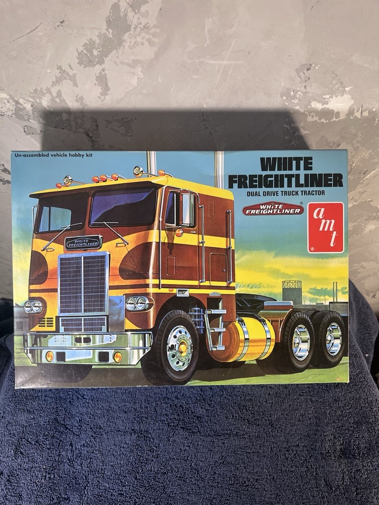 AMT 620 White Freightliner Dual Drive Tractor Truck 1:25 Model Kit Retro DLX NOS