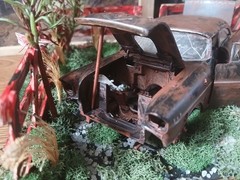 1957 CHEVY RUSTY JUNKER IN CORNER JUNKYARD DIORAMA SCENE /OPENING DOORS/TRUNK !!