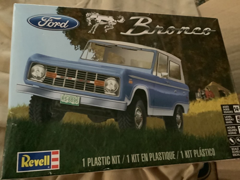 Vintage rare estate Revell Ford Bronco 1/25 Scale Plastic Model Car Kit 85-4320