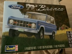 Vintage rare estate Revell Ford Bronco 1/25 Scale Plastic Model Car Kit 85-4320