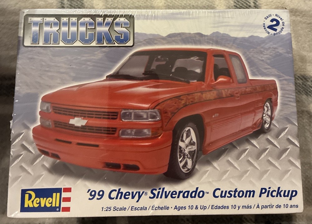 REVELL “TRUCKS” ‘99 Chevy ‘Silverado’ Custom Pickup. 1/25. #85-7200.