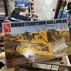 1/25 AMT #1086/06 Construction Bulldozer Model Kit, Factory Sealed Box CAT