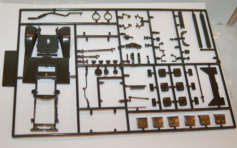 1/35 VINTAGE PEERLESS WHITE M3A1 SCOUT CAR PARTS SPRUE C CHASSIE & MISC PARTS