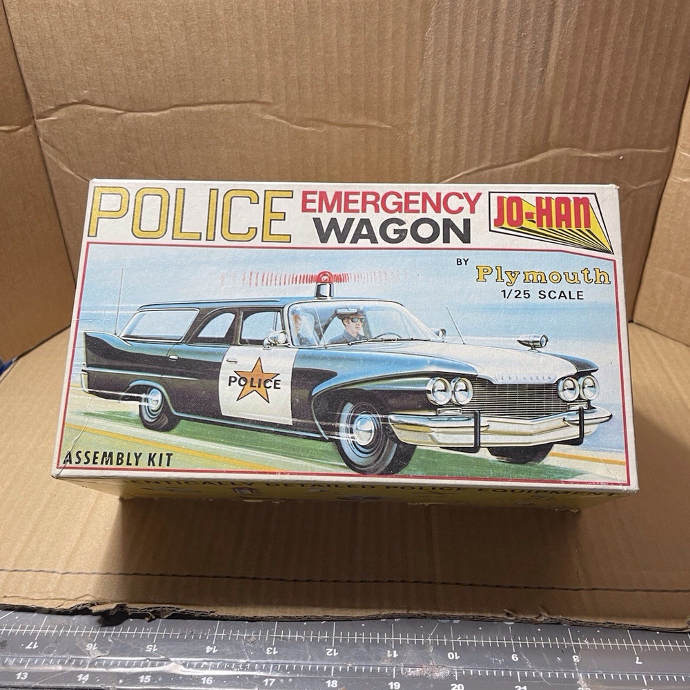 Open Jo-Han Plymouth Police Emergency Wagon Plastic Model Kit 1:25 Unassembled