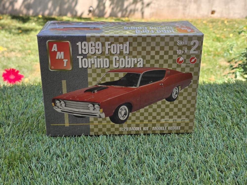 AMT 1969 Ford Torino Cobra Kit # 38145 New Factory Sealed 1:25 Scale Skill 2