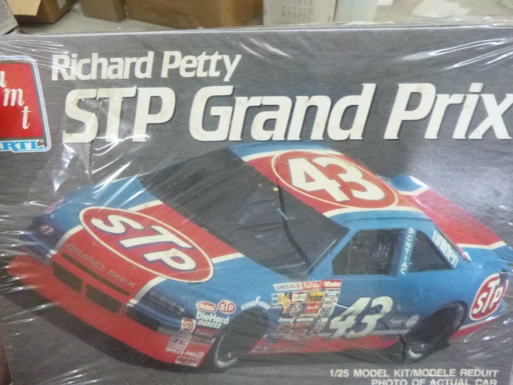 AMT 6728 RICHARD PETTY PONTIAC GRAND PRIX STP #43 McM NASCAR 1/25 FS
