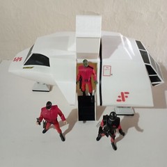 V Visitors X3 figures 3.75 inch and Skyfighter 1/18 scale model with open gates