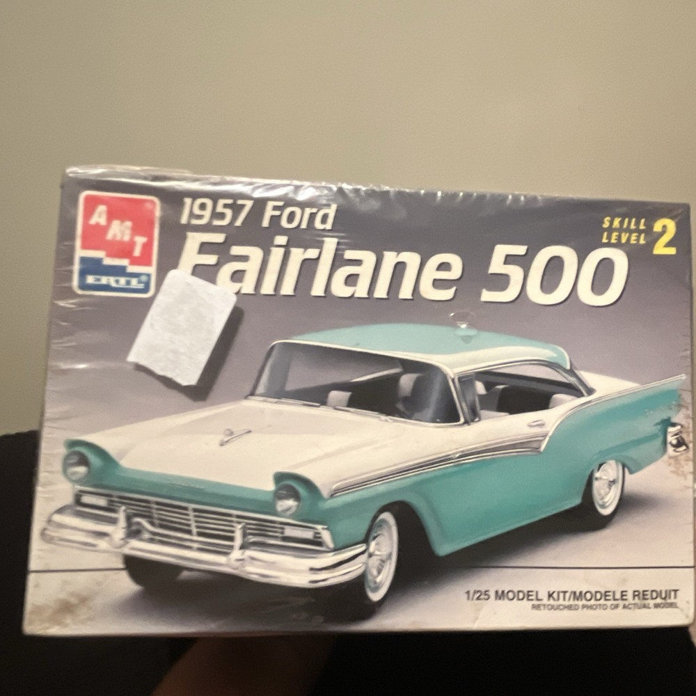 AMT Ertl 1957 Ford Fairlane 500 1:25 Model Kit Skill Level 2 MPN 8028