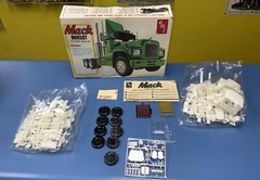 Vintage Original AMT Mack R685ST Semi Tractor Model Kit T535