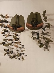 SNAP PLASTICS No. 152 BUILT 1/40th 105mm HOWITZER Lot With Various Fiqures