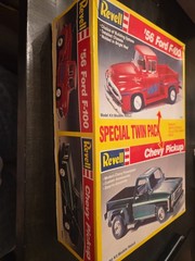 1:25 REVELL Twin Pack CHEVY STREET PICKUP 350 & 56 FORD F-100 Model Kit Trucks