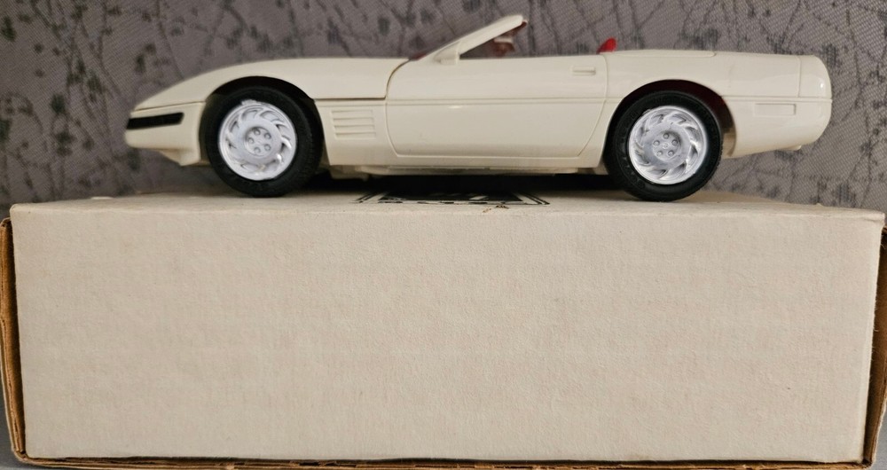 1992 C4 Chevy Corvette Convertible White / Red Interior Dealer Promo Amt Ertl