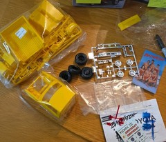 Lindberg Baywatch Lifeguard Truck 1:20 Yellow Model Kit Skill Level 2