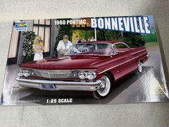Trumpeter – 1960 Pontiac Bonneville – Car Model Kit 1:25 – New Open Box