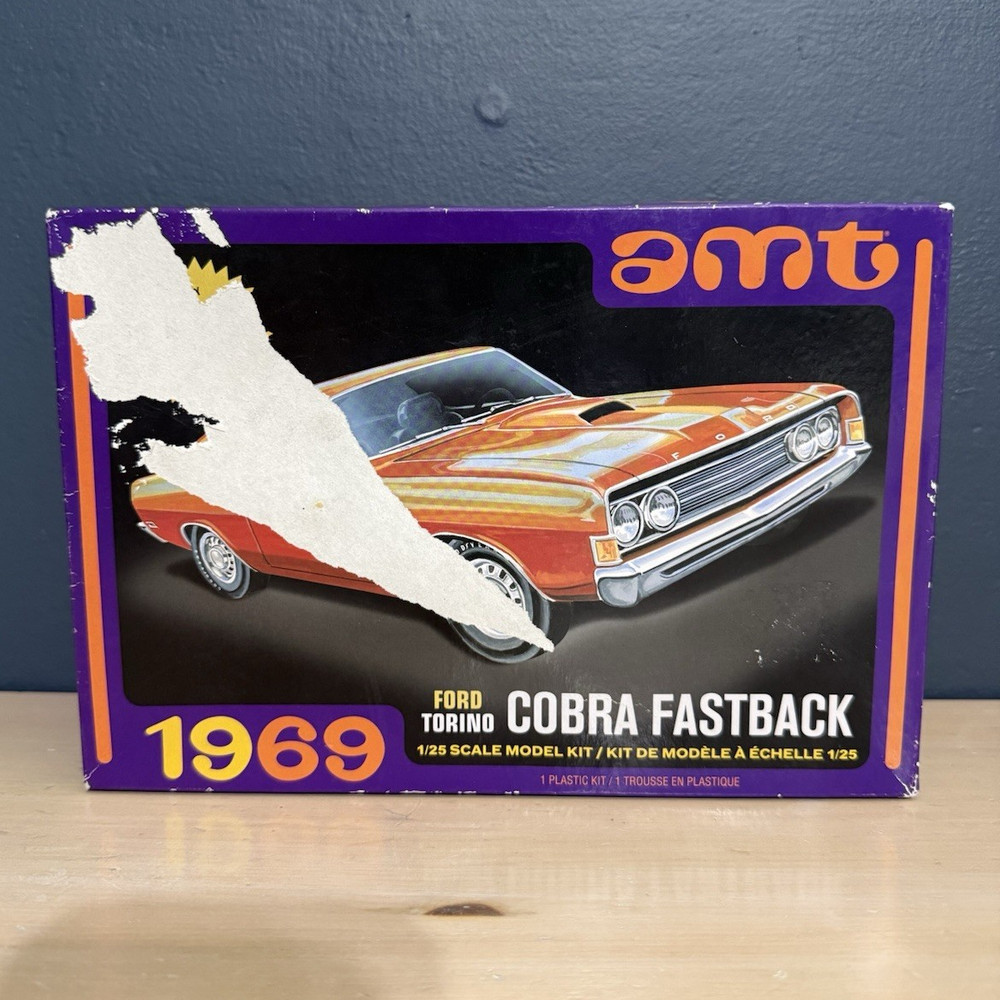 AMT 1969 Ford Torino Cobra Fastback 1:25 Scale Plastic Model Kit AMT1217M/12