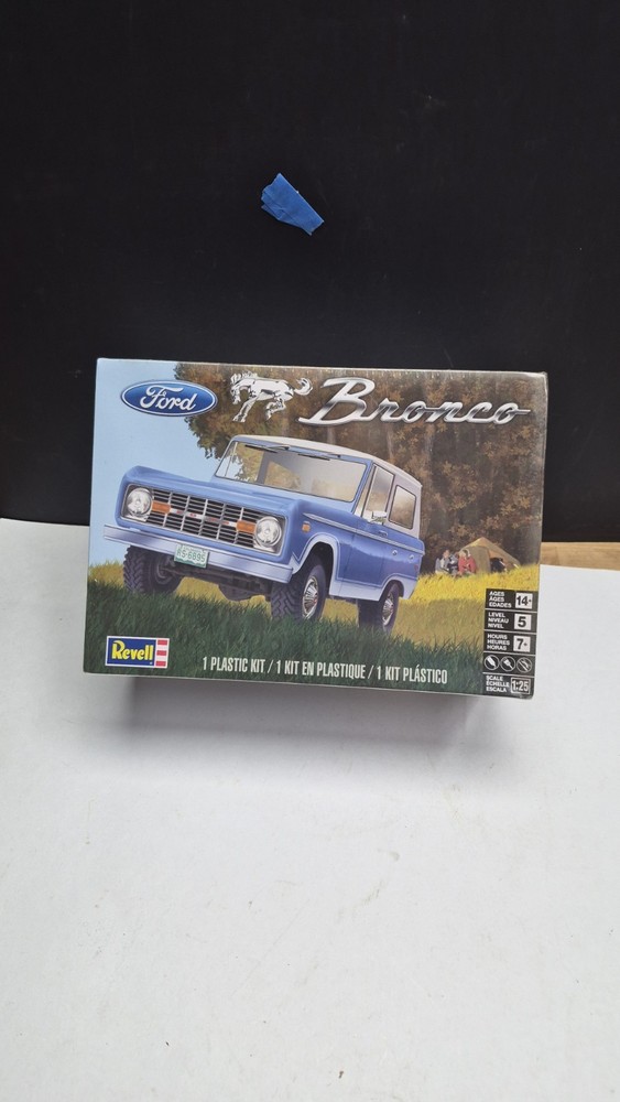 Revell Ford Bronco 1/25 Scale Plastic Model Car Kit 85-4320 New Sealed