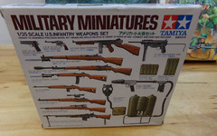 Italeri Model Kit #326 1/4 Ton 4×4 Ambulance Jeep Plus 2 Military Miniatures