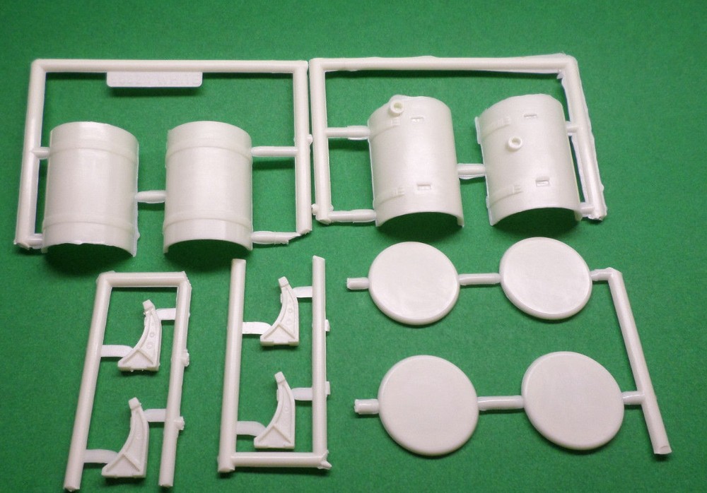 White Freightliner SD DD 1/25 dual diesel fuel tanks model big rig semi truck