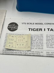 Airfix 03381 Classic Conflicts Tiger I & M4 Sherman Mk.I Tank 1/76 Model Kit Set