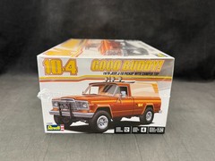 Revell 1979 Jeep J-10 Pickup with Camper Top – 1:24 SC Plastic Model Kit 14568