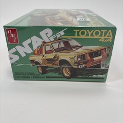 AMT Snap-fit 1980 Toyota Hilux SR5 4×4 Pickup Truck 1:25 Model Kit New Sealed