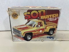 LOT OF 3 ORIGINAL MPC 1/25 SCALE 1980’S CHEVY 4 X 4 PICKUP MODEL KITS 3 TRUCKS