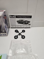 Revell 1970 Dodge Challenger T/A 1/25 Scale StreetBurner Model 85-2596 Box Wear