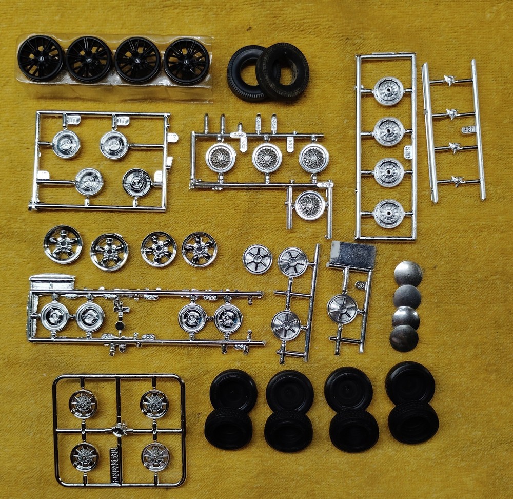 Junkyard Find 1/25 Assorted Tire and Hubcap Lot