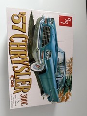 AMT ’57 Chrysler 300C Unassembled Plastic 1:25 Model Kit Chrome V8 Seats