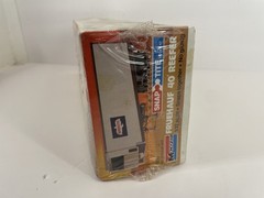 Vintage Monogram Snap Tite 1/32 Scale Fruehauf 40′ Reefer Model Kit #1206 Birds