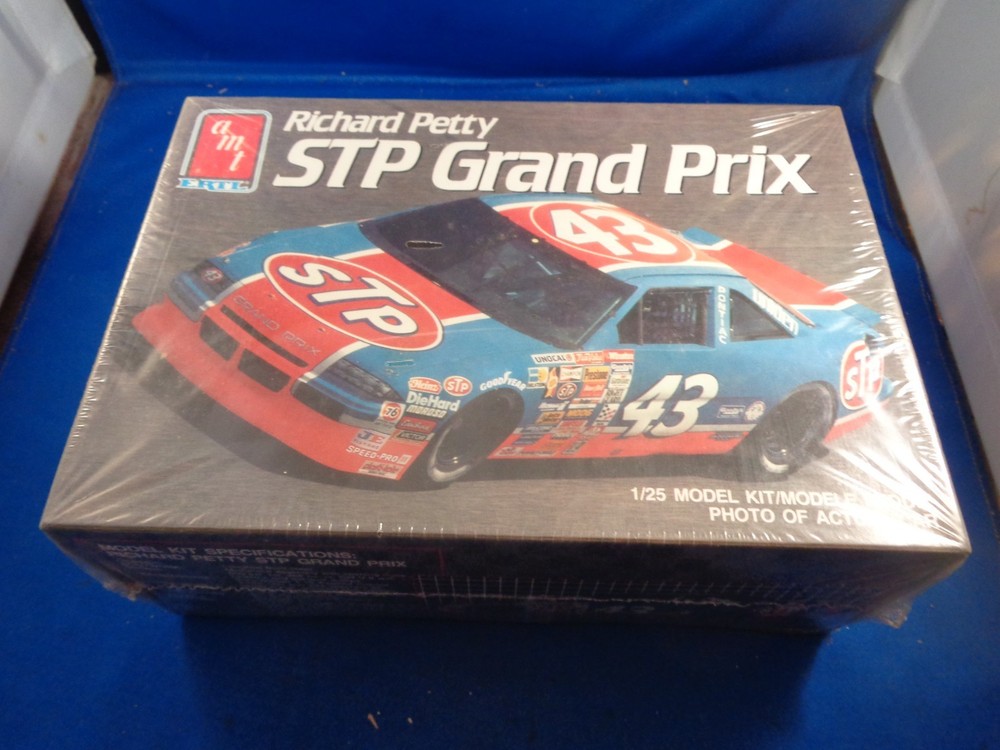 Ertl AMT # 6728 Richard Petty STP Grand Prix Model Kit 1/25 Scale Sealed