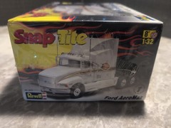 Revell SnapTite Ford AeroMax Semi Truck Model Kit 1:32 Scale Sealed Box Damage