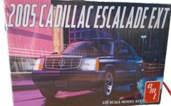 AMT 2005 Cadillac Escalade EXT 1:25 Scale Plastic Model Car Kit AMT1317 Sealed