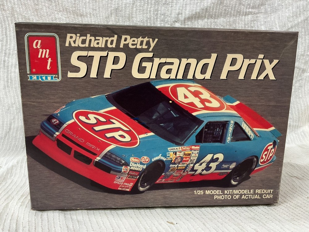 1990 Amt Ertl 43 Richard Petty STP Grand Prix Pontiac 1:25 Model Kit 6728