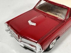 PONTIAC GTO 1965 Built Up Red and White Vintage Assembled Model Car 1:25 Scale