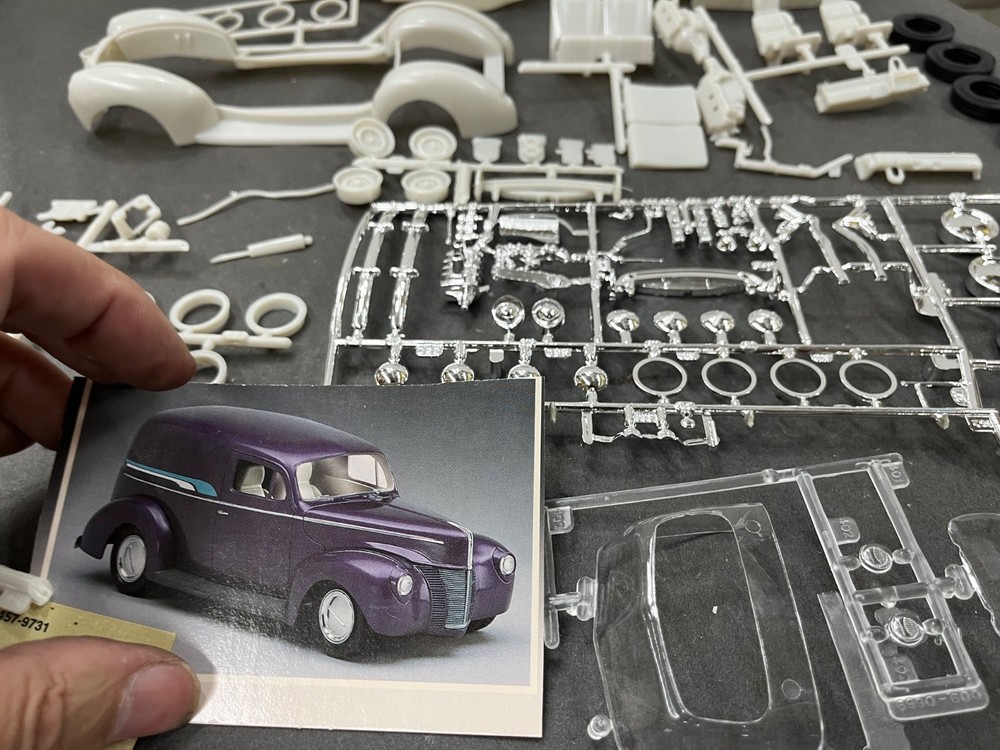 AMT 1940 Ford Sedan Delivery 1/25 KIT McM Vintage Bagged kit
