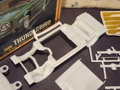 AMT 1969 Ford Thunderbird HT 1/25 Scale Model Kit – Nice Unbuilt Kit, Fair Box