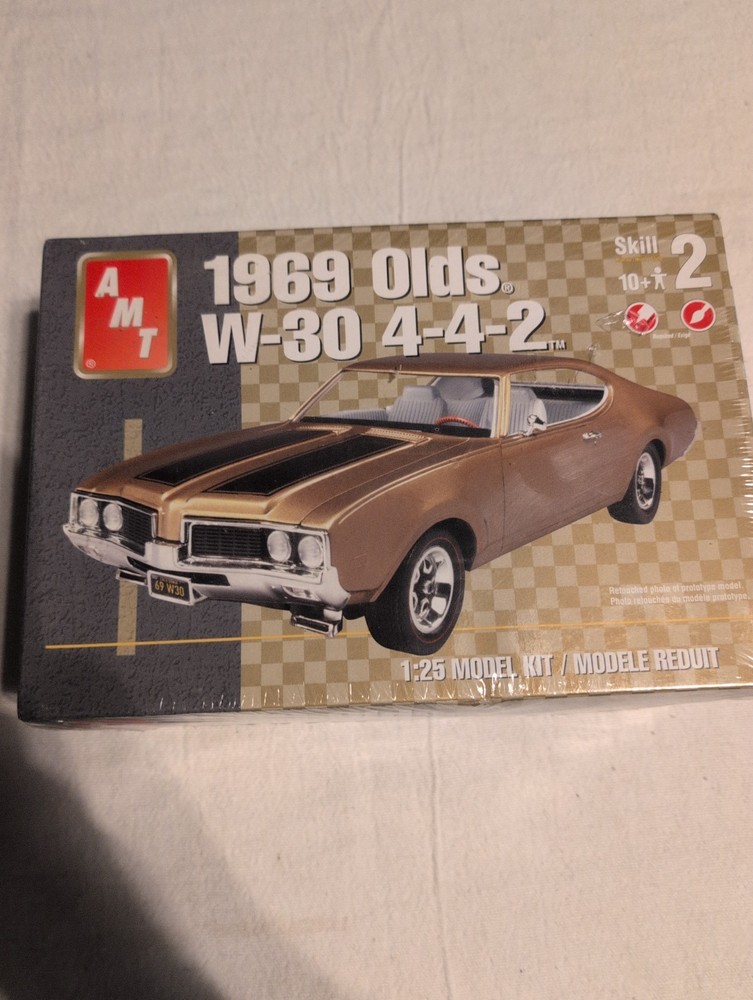 AMT 1969 Olds W-30 4-4-2 1:25 Model Kit
