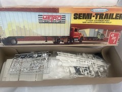 AMT Vintage TRAILMOBILE 27 ft Semi-trailer Van 1/25 Scale Model Kit (NIOB)