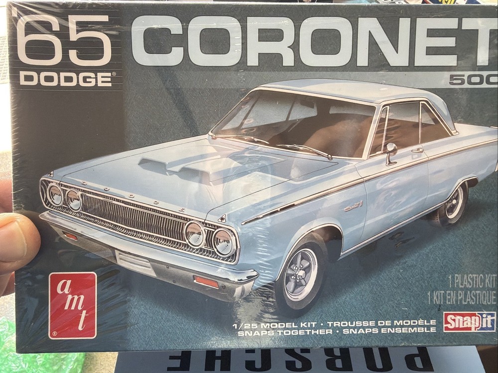 AMT 1965 Dodge Coronet Snap together 1:25 scale model car kit new 1176