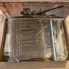 Trumpeter 1:35 Russian T-14 Armata MBT Tank Model Kit, Unassembled