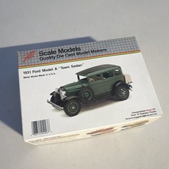 Scale Models 1/20 Ford Model A Town Sedan Unassembled Not Painted Metal Kit 4007