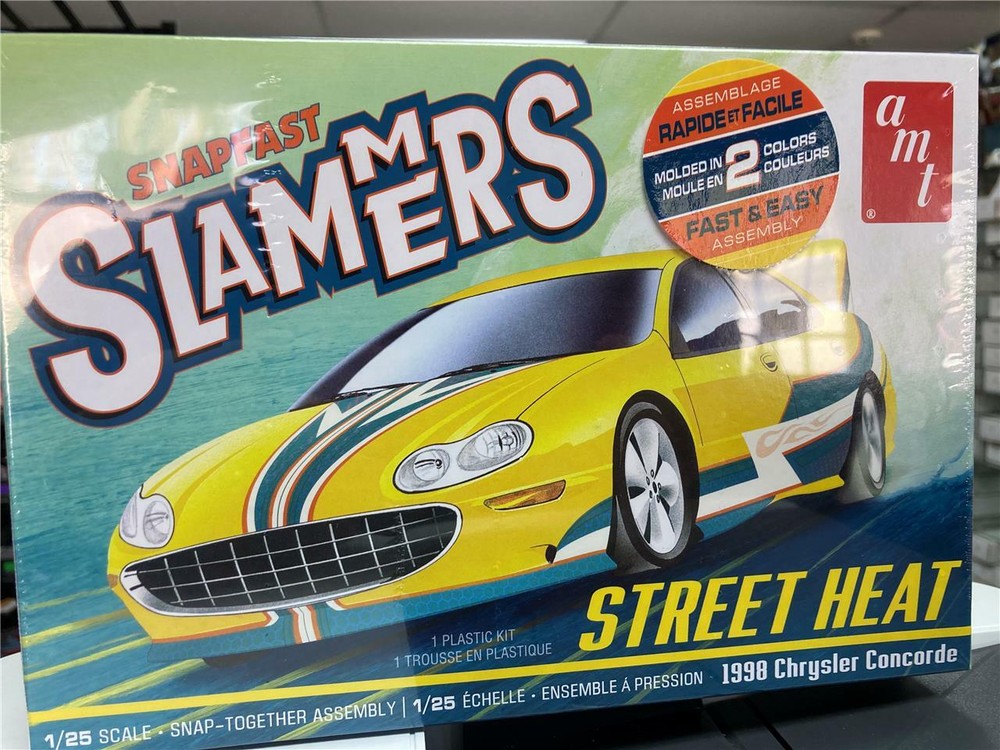 AMT 1227 1998 Chrysler Concorde Street Heat model kit