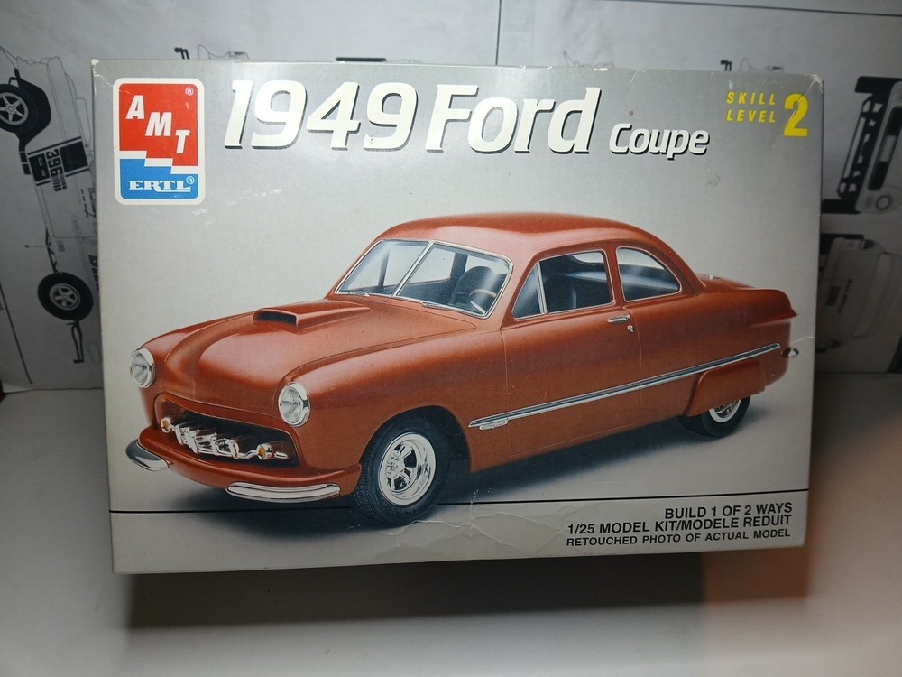 AMT 1949 FORD Coupe 2N1 model car kit