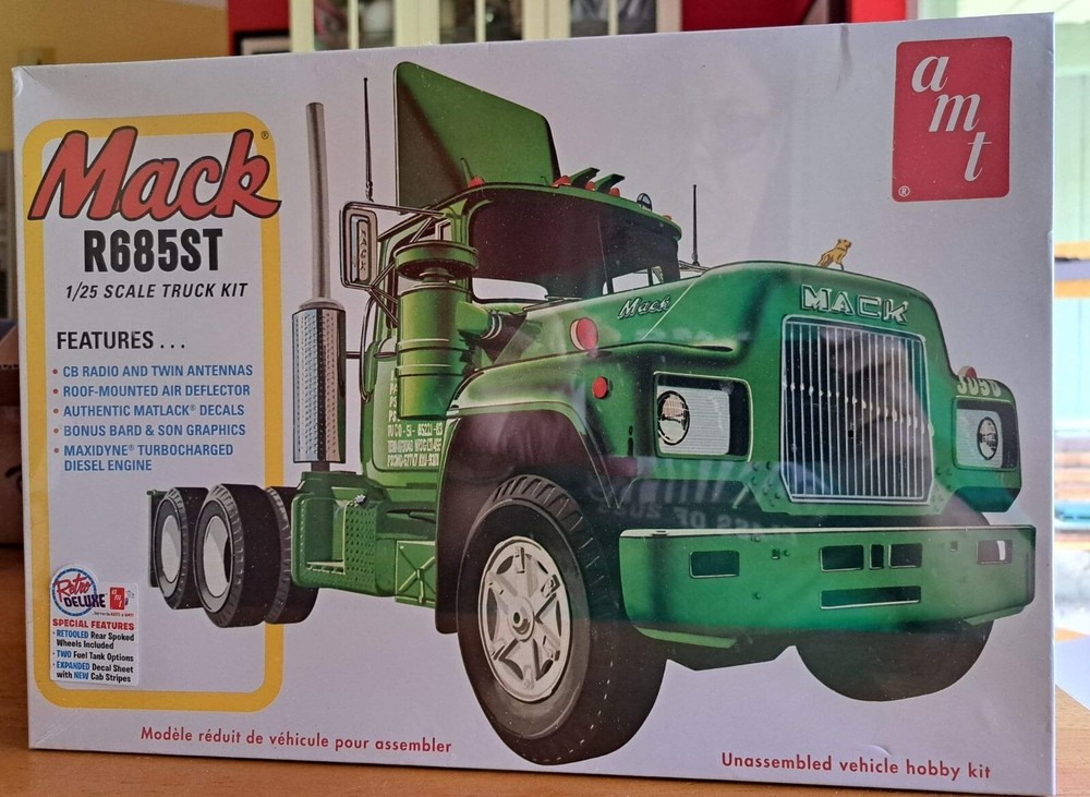 Skill 3 Model Kit Mack R685ST Semi Tractor Truck 1/25 Scale Model by AMT